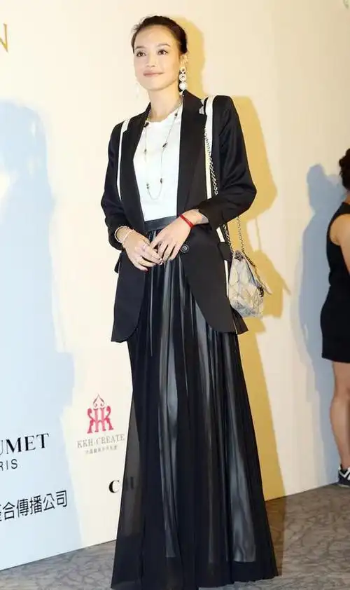 舒淇颜值太抗老了穿西装配bra性感不做作45岁还和20岁一样美