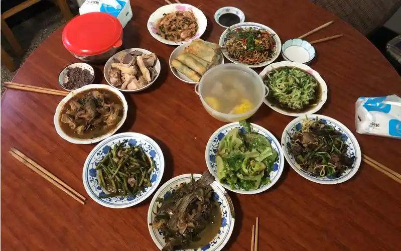 实拍浙江宁波农村寻常人家晚餐的真实样子,简简单单!咋样?