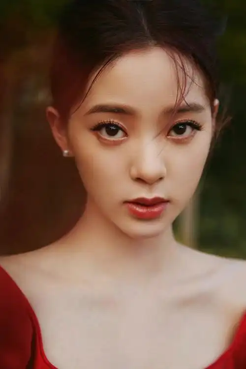 高贵优雅欧阳娜娜穿红色泡泡袖公主裙