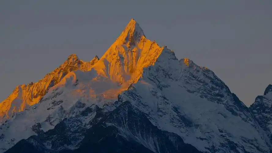 雪山峻峭优美风光,风景-回车桌面