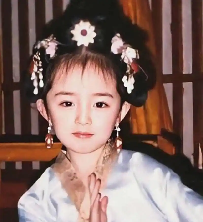 谁懂啊,这照片杨幂和小时候长得一模一样