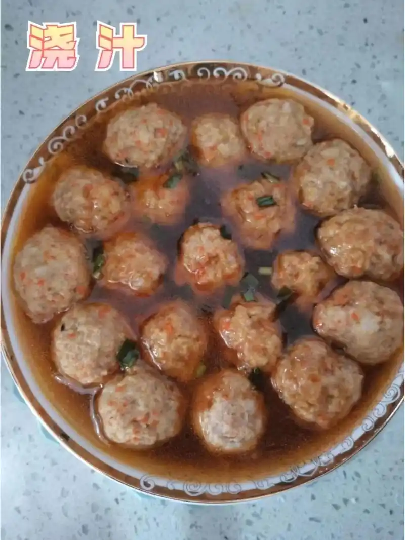 不一样的清蒸狮子头!宝宝最爱! 这道菜其实是用剩下的饺子馅做的.