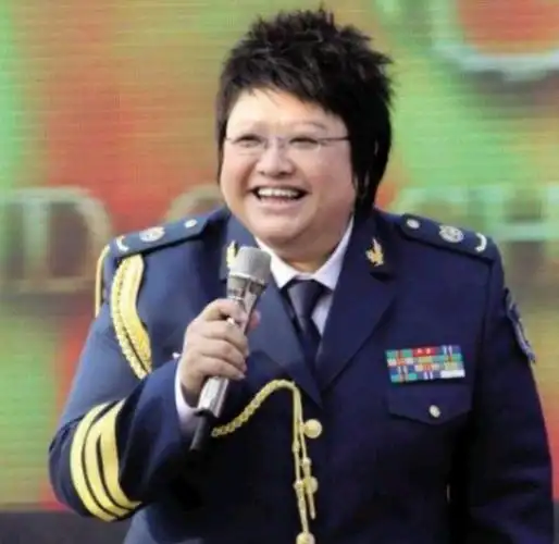 为啥?暴瘦韩红不穿军装