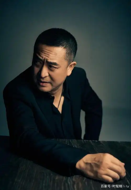 有一种男人味叫做张嘉译,就算腰板不直,却依旧很有成熟大叔感