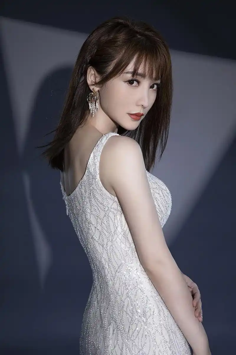 柳岩亮片鱼尾裙凹凸有致身姿曼妙性感温柔气质尽显