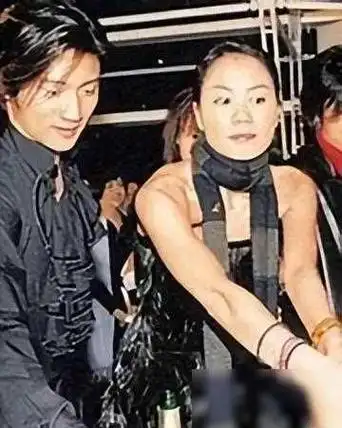 54岁官宣喜讯!"败光"10亿的王菲,谢霆锋终于来接盘了