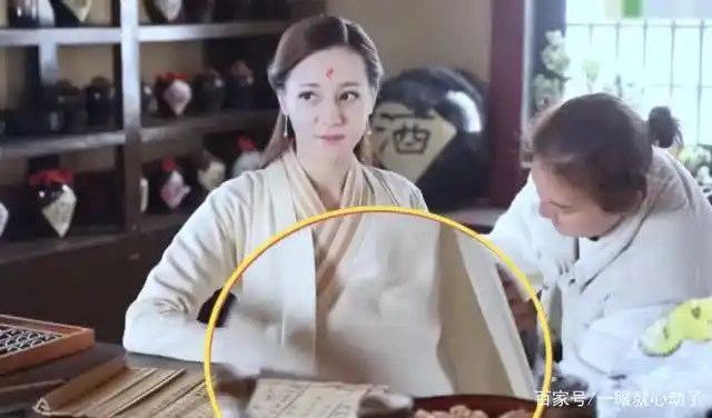 当热巴成为孕妇挺着大肚子怀孕就是不一样导演都笑了