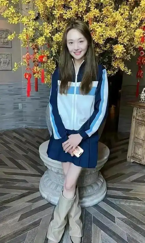 郑爽美国逛街被偶遇,一双筷子腿瘦的吓人,自爆当导演拍复仇剧