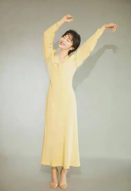 谭松韵真会装美,苹果头 空气刘海俏皮可爱,完全看不出快30岁_时尚