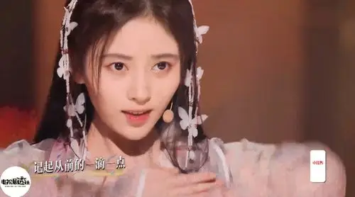 鞠婧祎一袭粉色古装唱《叹云兮》