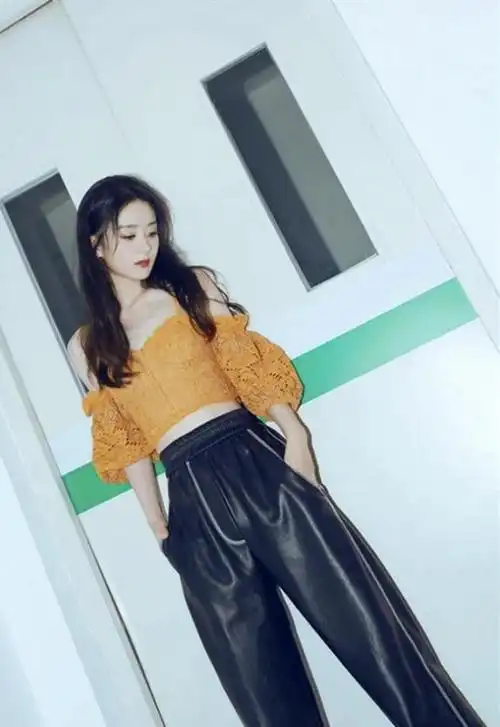 赵丽颖真是越穿越美了蕾丝镂空上衣黑色皮裤网友真辣妈