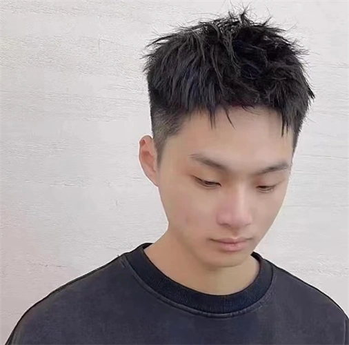 就是用黑色钢夹夹头发然后进行头发烫卷的方法,是非常流行的男生烫发