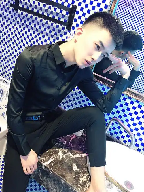 精神社会小伙修身男士衬衫百搭快手网红同款发型师青年学生长衫男