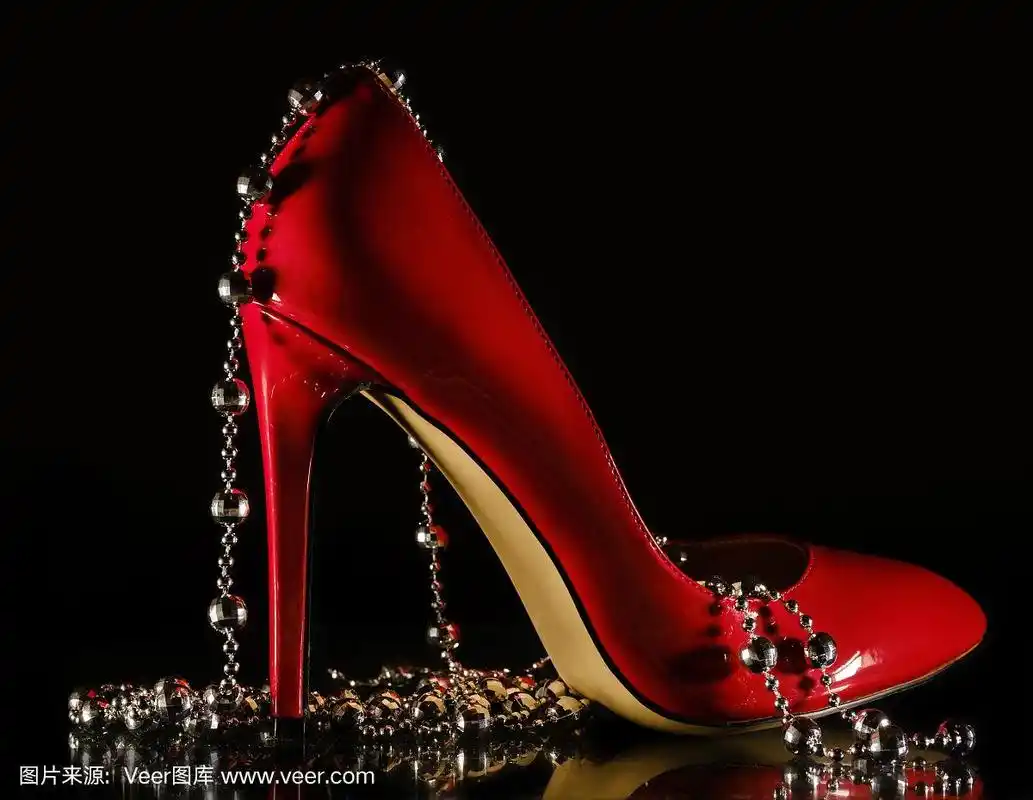 女性红色高跟鞋和珠子上的黑色背景