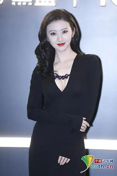 景甜穿链条深v黑裙亮相 涂红唇显皮肤白到发光_明星要闻_娱乐频道