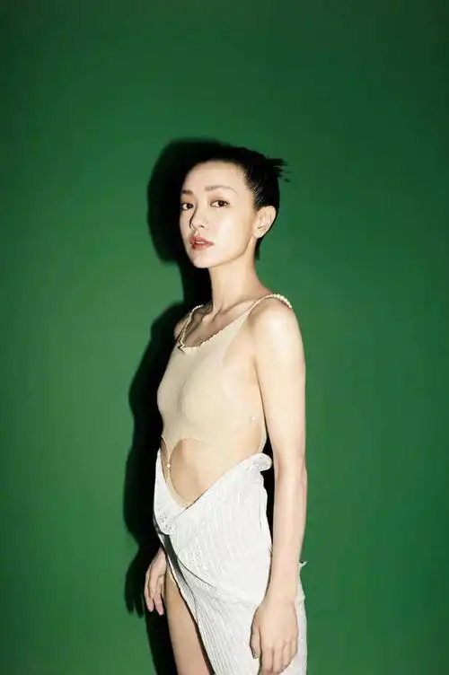 郭采洁真"大胆",穿挖空吊带衫秀排骨胸,裤子只穿一边也洋气