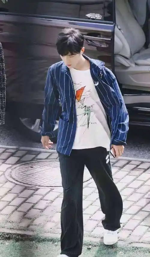 肖战##肖战卡其色穿搭上班路透