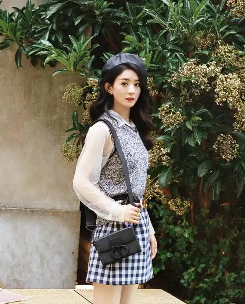 赵丽颖携迪奥马鞍包出镜秋冬大片