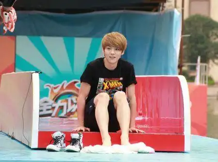 求exo鹿晗的光脚图片.