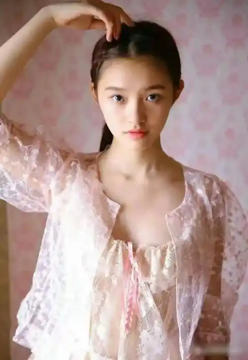 记得小时候,林允总是给人一种瘦弱又高挑的印象,有点像营养不良的小鹿