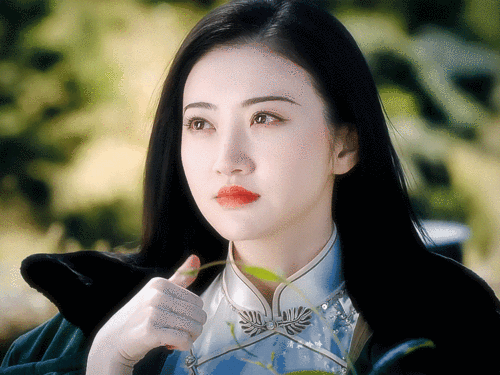 现在,她是靠实力说话的司藤,双眼皮不那么大了,不那么假了,自自然然