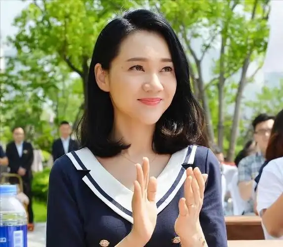 著名主持人周群:嫁给神秘老公生下三个孩子,如今50岁仍似少女