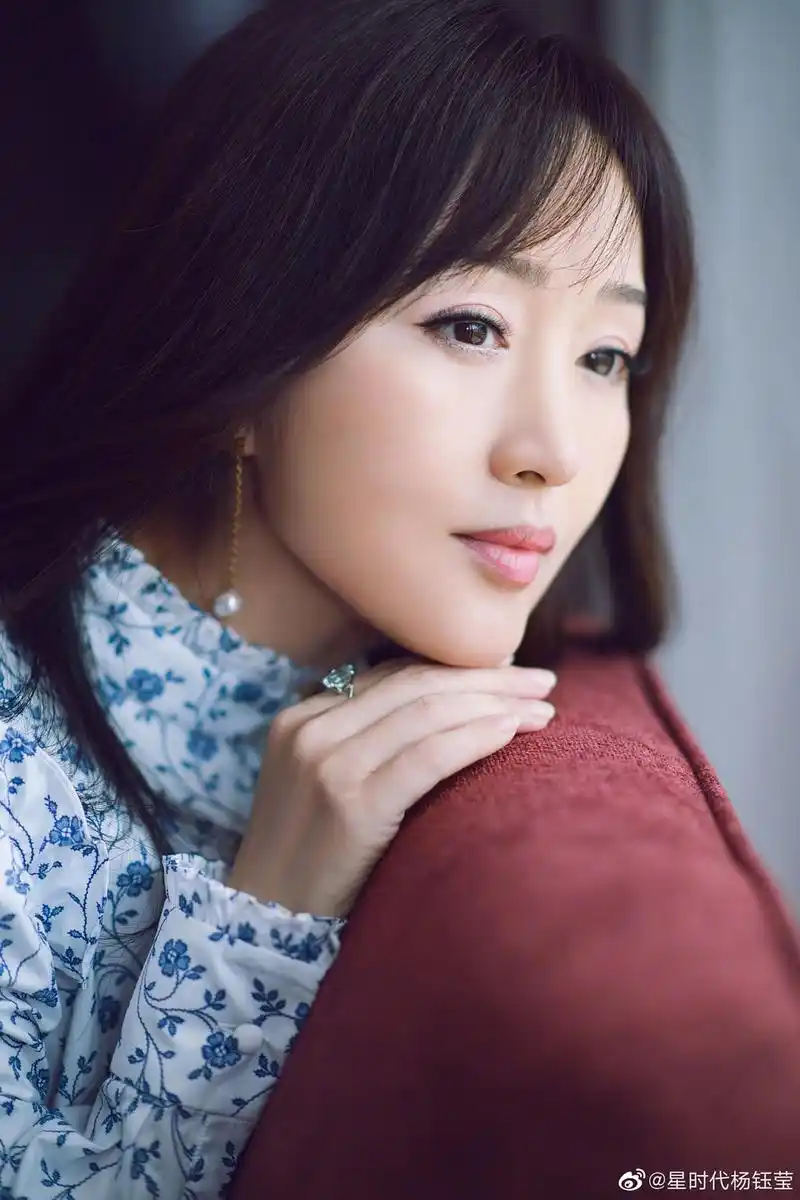 组图:杨钰莹近照嘟嘴浅笑心情好 穿白色针织衫清纯简洁似少女_高清