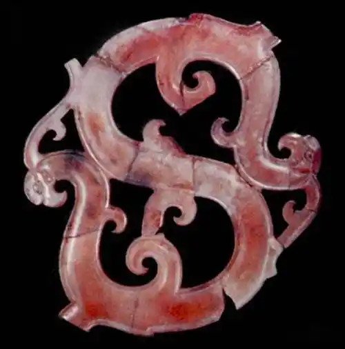 凤鸟春秋晚期的玉雕鸟凤纹数量较少,到战国中期以后开始逐渐增多,而