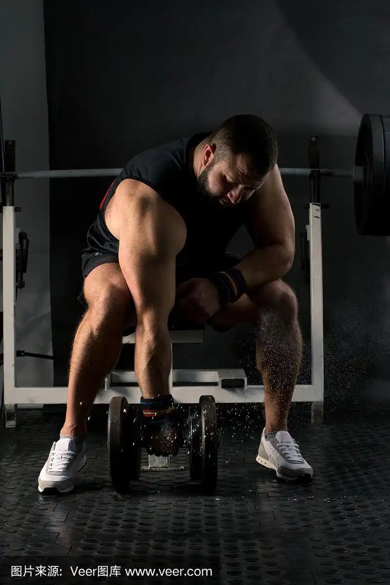 肌肉男在健身房训练,健康的生活方式理念.