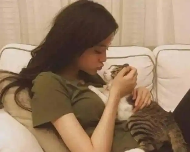 欧阳娜娜人美艺高半躺照流出后网友看直眼了