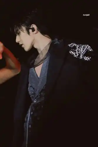 在一起来欣赏一下蔡徐坤的绝美侧颜吧