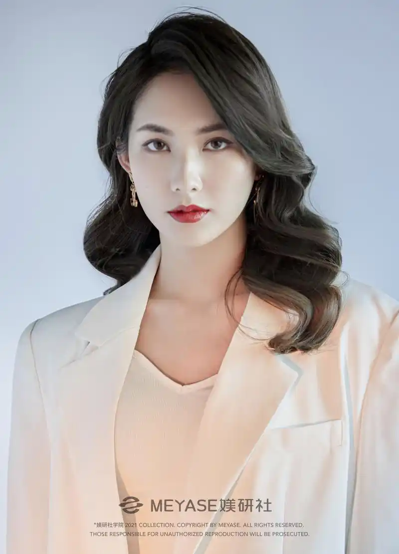 meyase|职业妆(长发波浪卷)写真