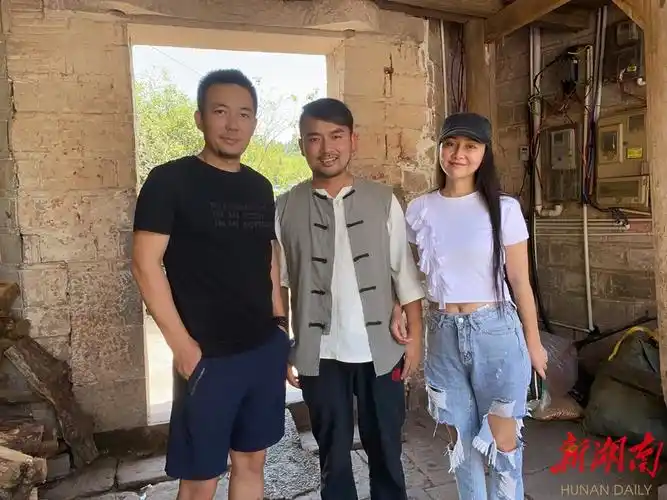 (何沐阳和"山水组合"的合影.