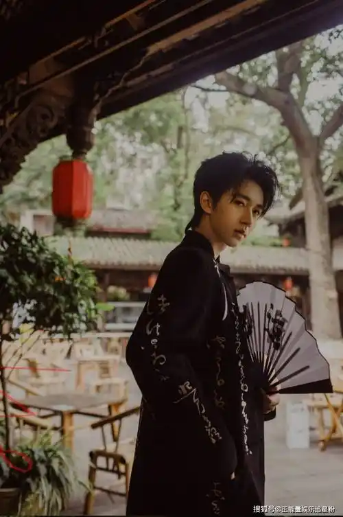 贺峻霖真的打破了大家对他的偏见和刻板行为,认可他没有那么难_贺儿