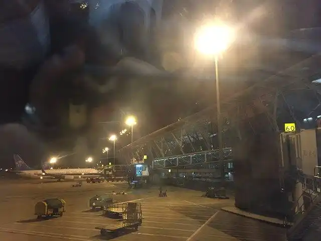 凌晨飞机上海浦东机场出发可在飞机起飞前三个小时更换登机牌到达