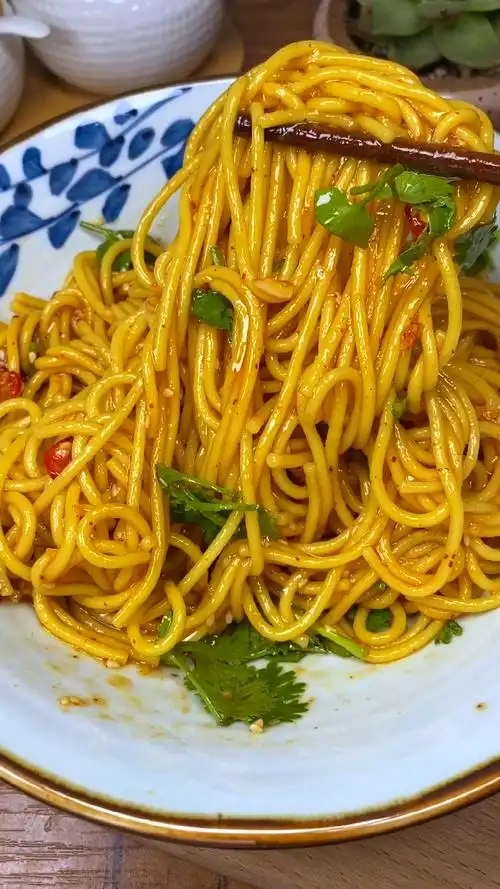 夏天没胃口来一碗酸辣葱油拌面简单又好吃
