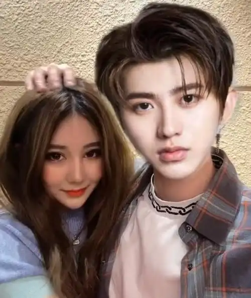 蔡徐坤和粉丝拍视频,女粉舞蹈动作太狂野,男方吓到一动不敢动