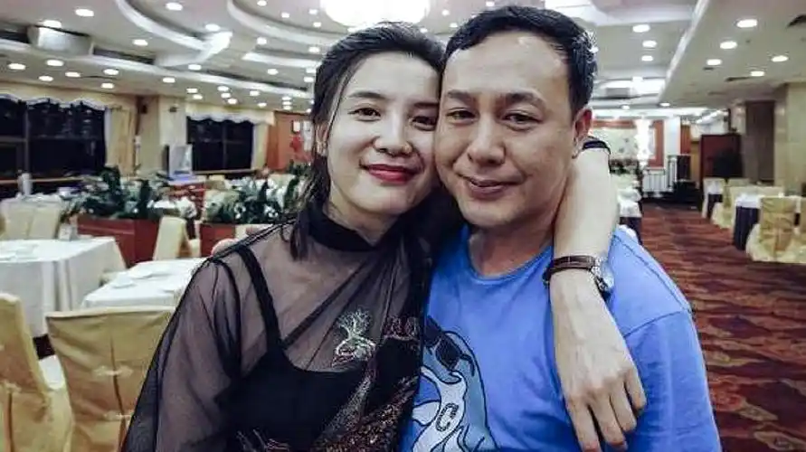 小宋佳近照曝光形象崩塌,与男友人贴脸合照,头发油腻法令纹深