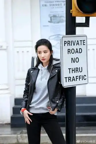 刘亦菲尝试新的风格,皮衣加时尚卫衣和修身牛仔裤,干练又成熟