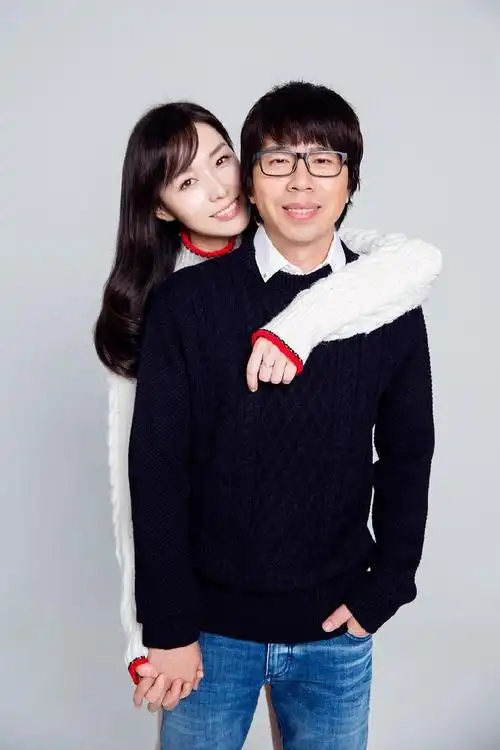 李健39岁妻子是清华博士,高中一见钟情,曾n次被星探拦截拍mv