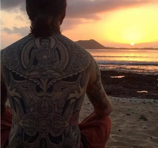 没人扶你的时候自己要站直路还长背影要美后背纹身