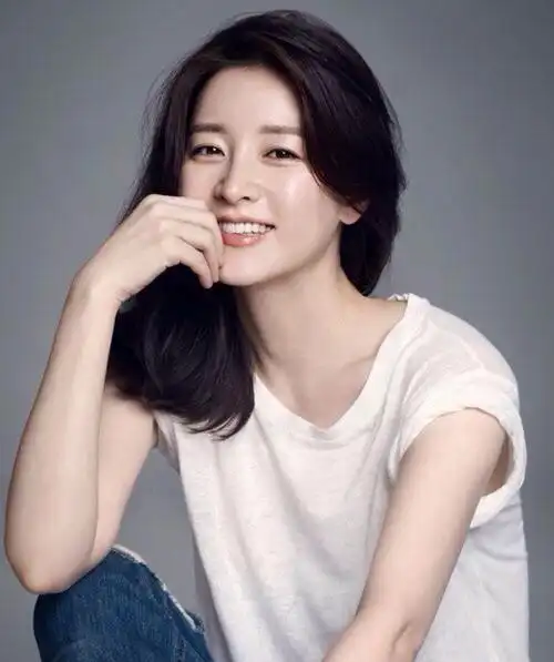 50岁的李英爱公开近照,被韩媒彩虹屁"无瑕美玉"