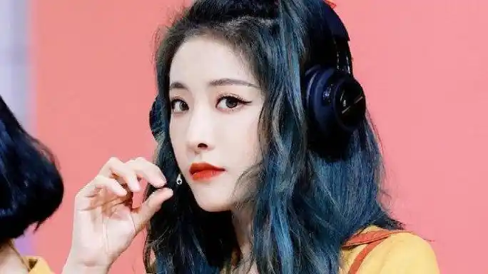 抽烟纹身爆粗口,the9喻言台上沉默寡言,私下被嘲"社会姐"