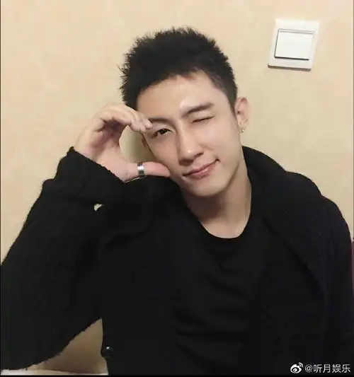 黄景瑜脸颊比心旧照##黄景瑜早期脸颊比心自拍