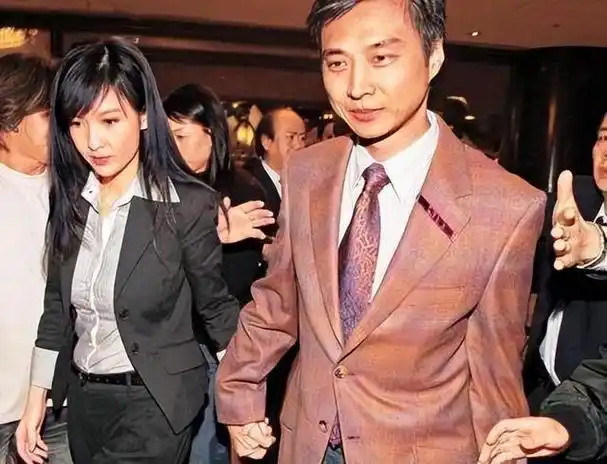 周慧敏和老公出席晚宴,60岁倪震秃头苍老,变成沧桑的油腻大叔