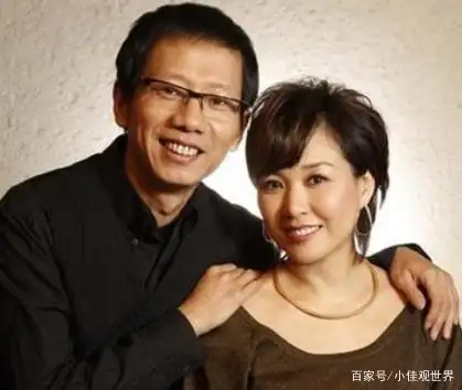 她曾在央视主持3年,裸辞后创业赚十亿身家,今一家三口惹人羡慕