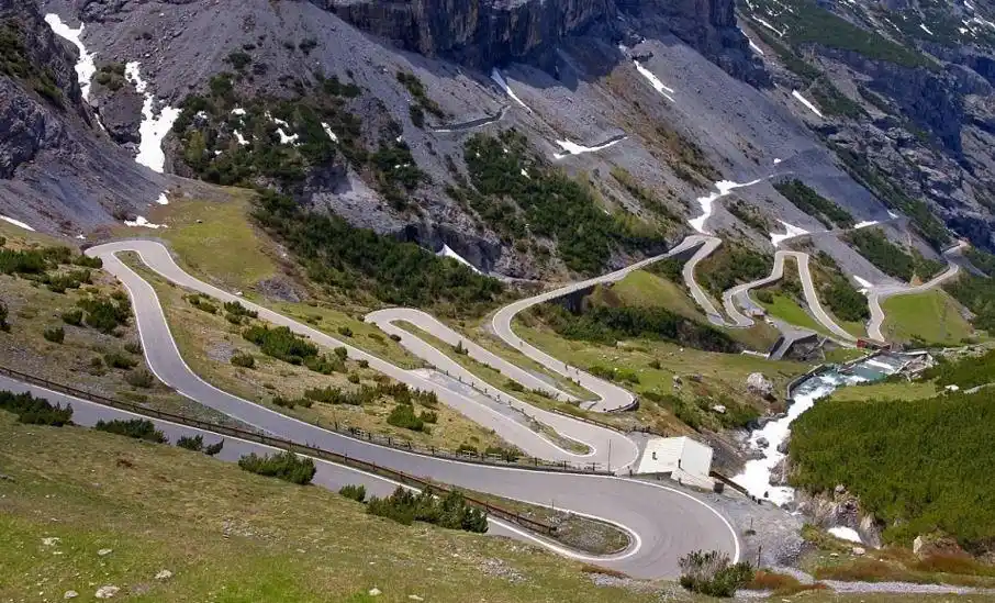 盘点世界最奇特公路 百公里拐29个急转弯(组图)