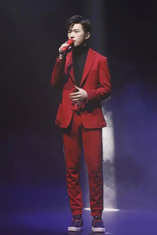 易烊千玺红色西装帅气活动图片