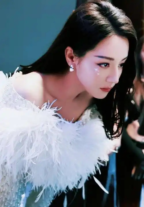 没想到,"捂胸"争议过去仅一年!迪丽热巴就以"这种姿态"出现