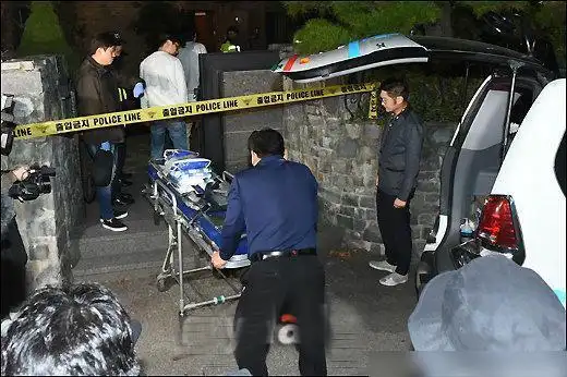 崔雪莉遗体被送往医院现场压抑令人难受,生前最后影像曝光成绝版